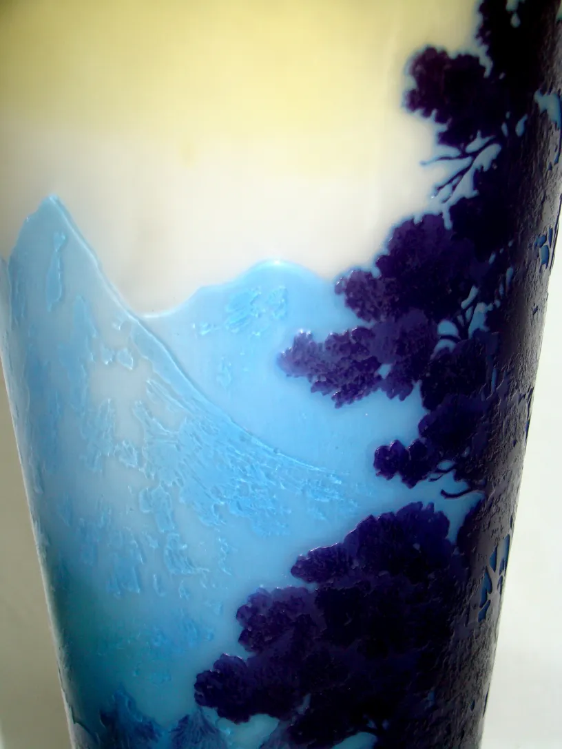 Vetro antico firmato Gallé con paesaggi blu e viola