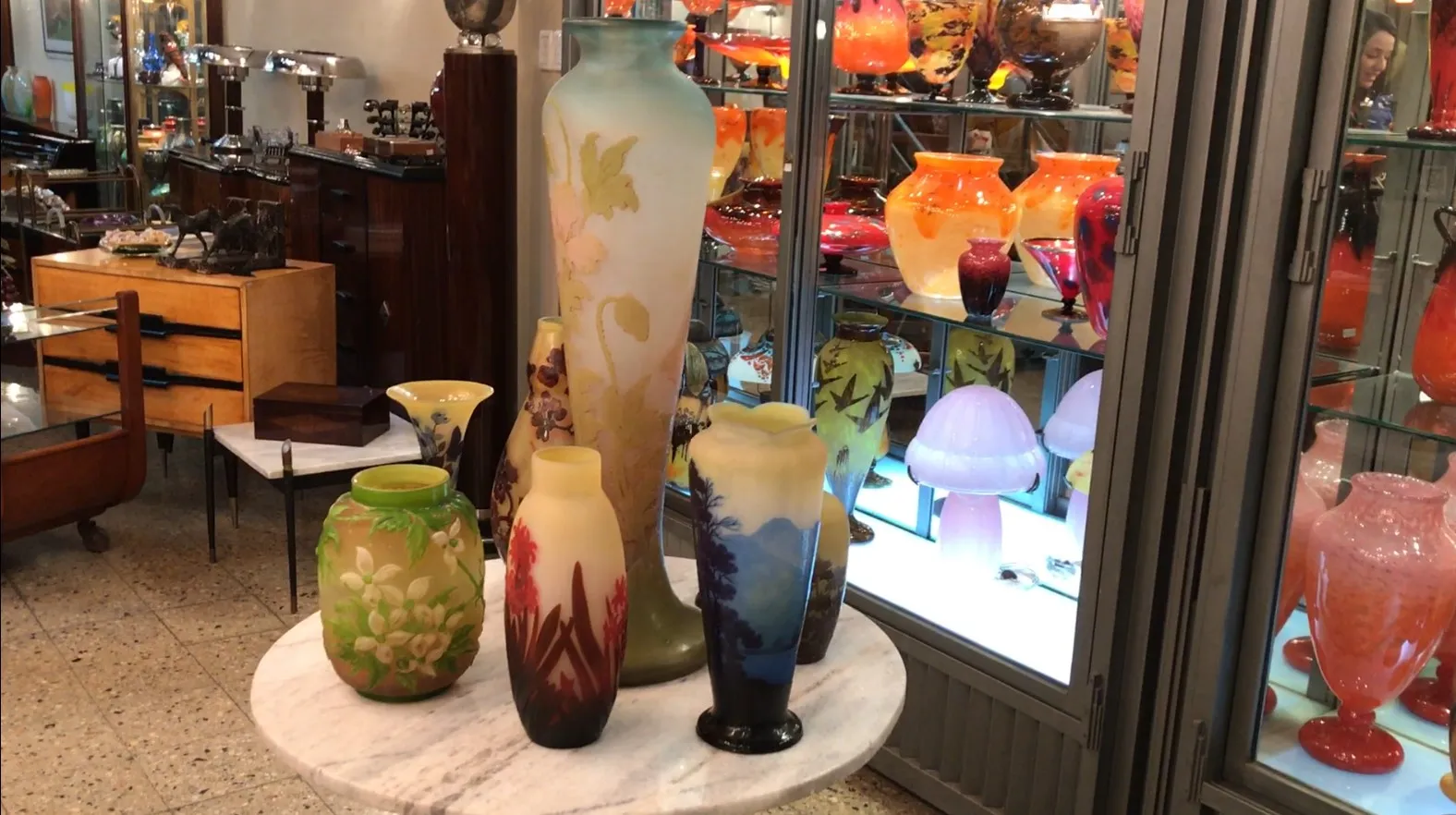 collezione di antiquariato, vari vasi decorativi in esposizione, incluso vetro firmato gallé