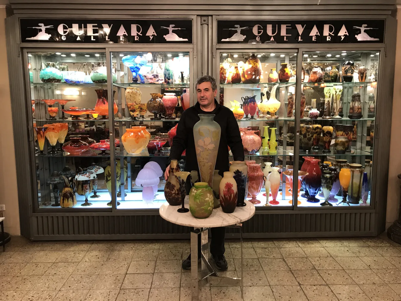 展出签名玻璃 Gallé 和其他装饰品.