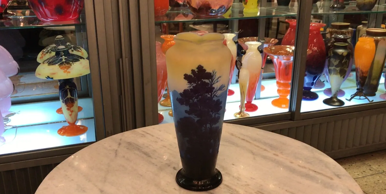 vetro antico firmato gallé con design naturale