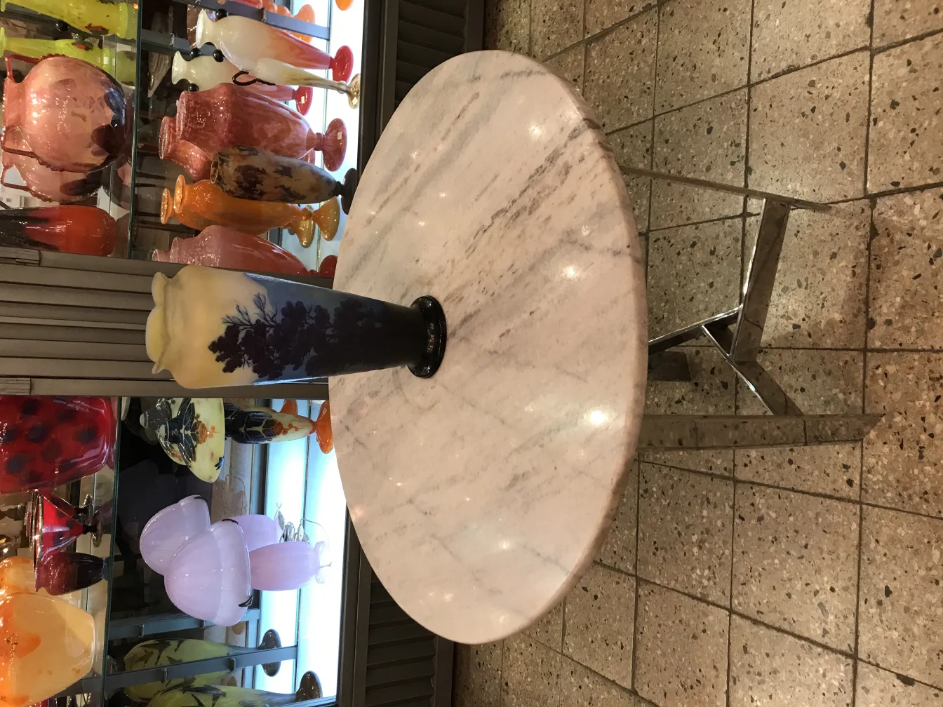 Vidro assinado Gallé com detalhes decorativos e fundo variado