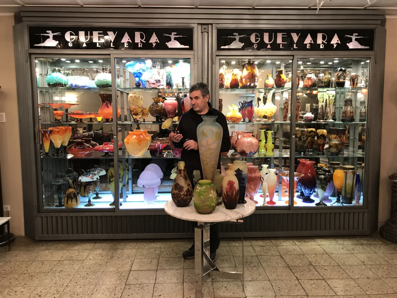 vetro firmato Gallé che mostra vari colori e forme in una galleria di antiquariato