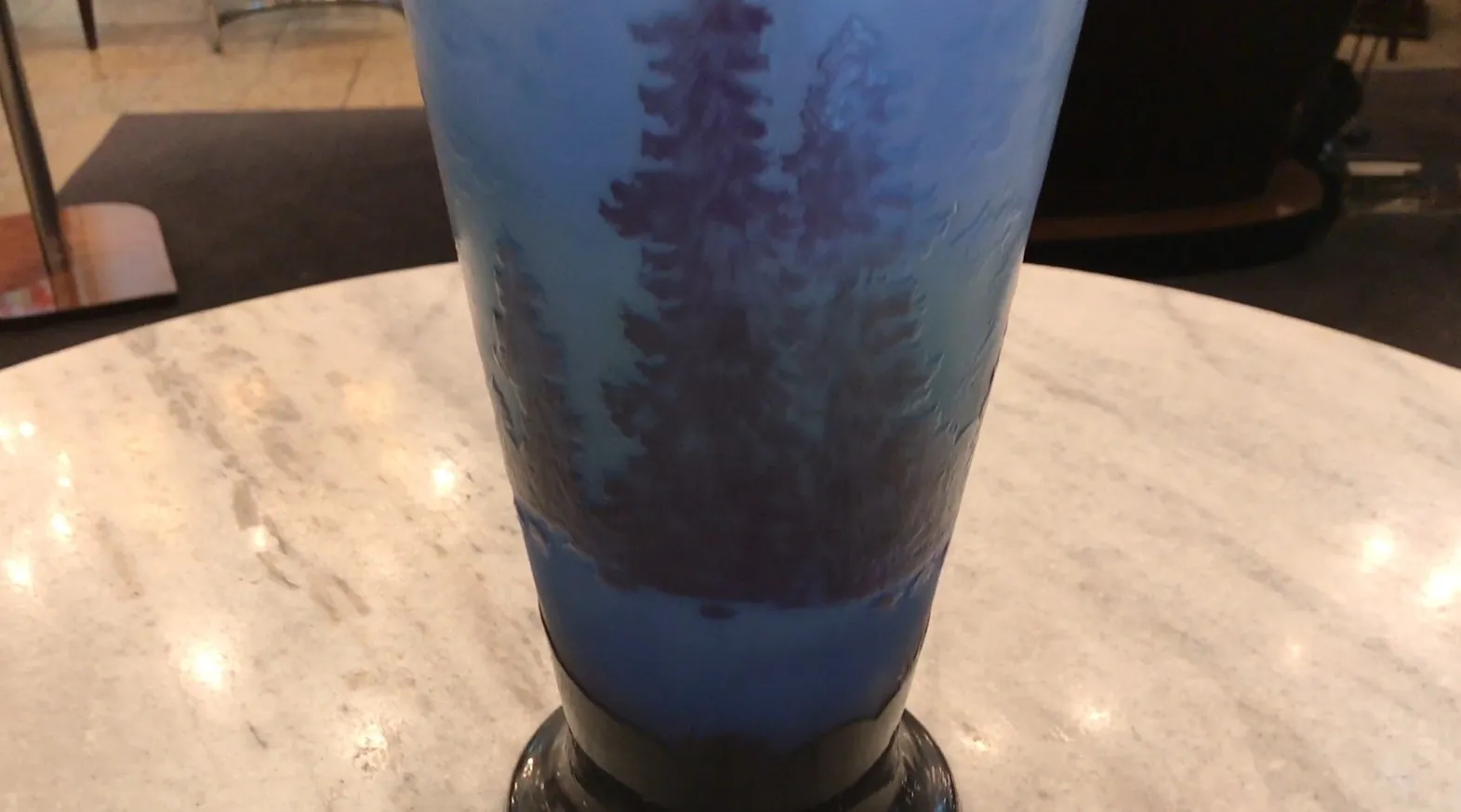 青いトーンの木のモチーフのあるガラス