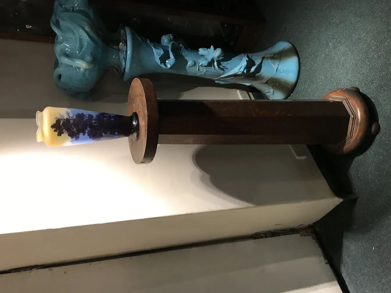 签名玻璃Gallé在底座上，带有装饰细节