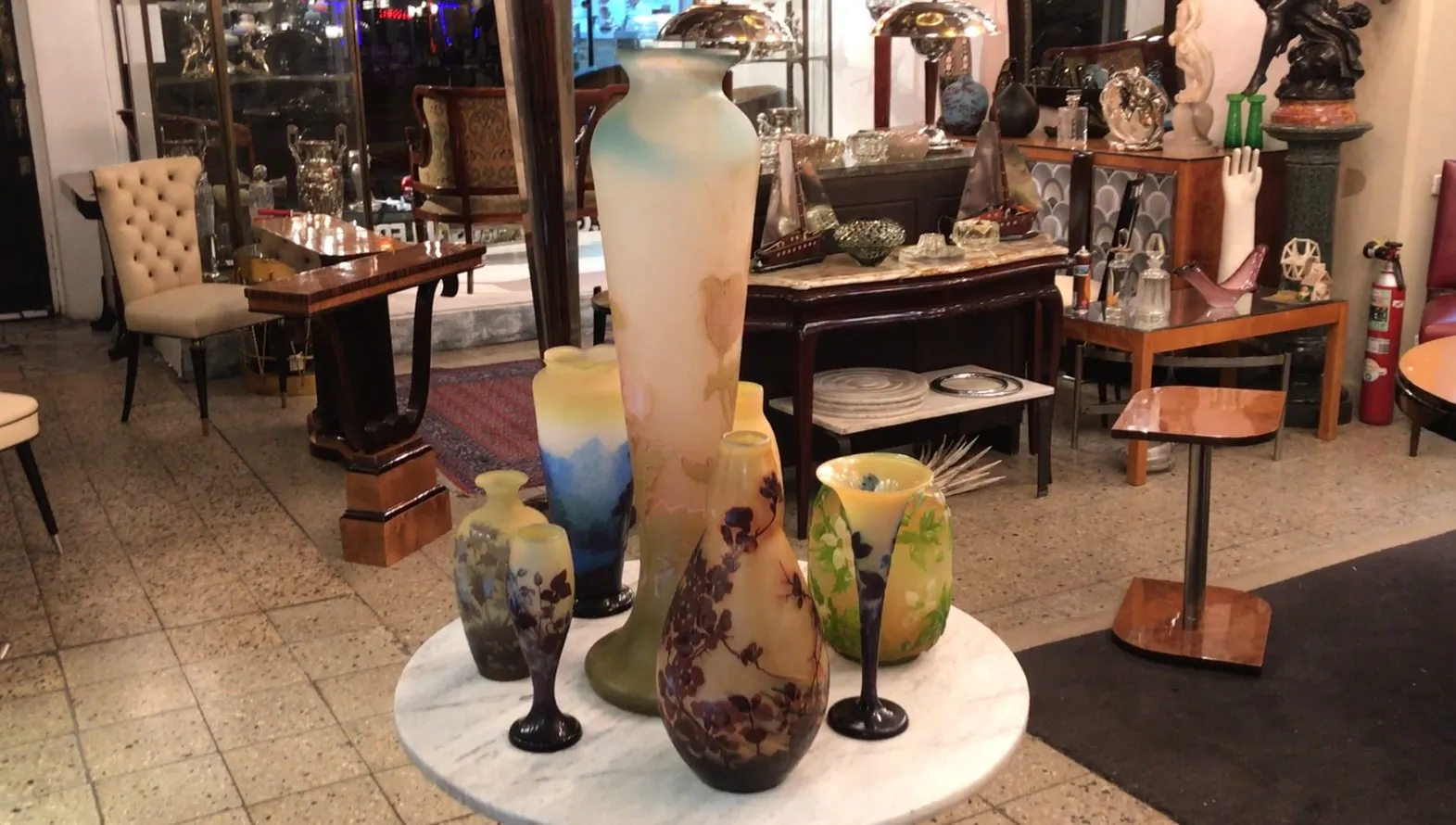 vases décoratifs en verre signé gallé dans une boutique d'antiquités