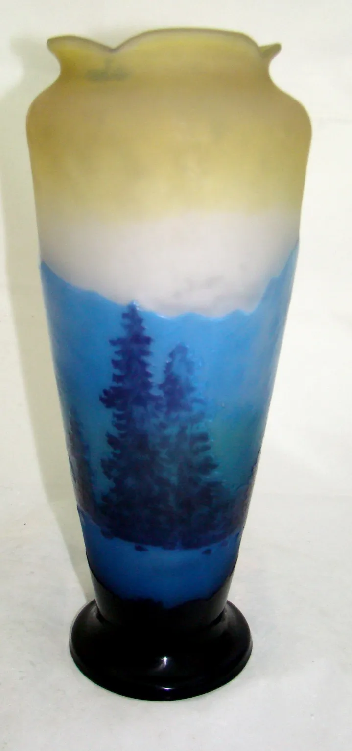 verre ancien signé Gallé avec paysage bleu et nuageux