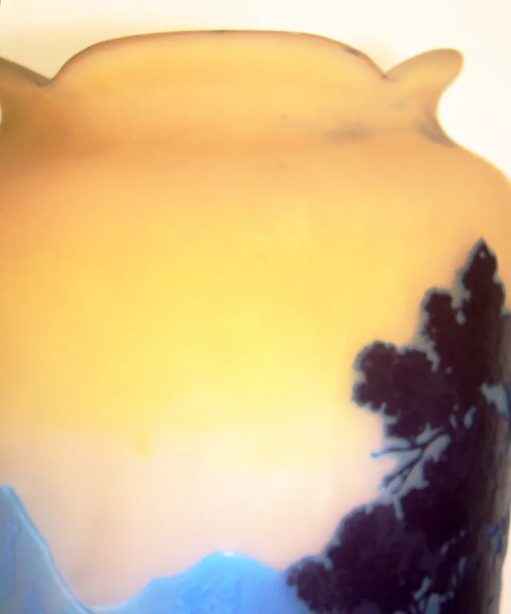 Vaso antico in vetro firmato Gallé con paesaggio montano