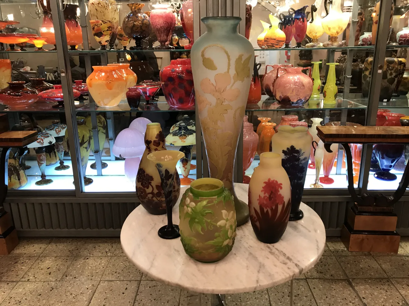 展示在各种装饰性物品中的Gallé签名玻璃