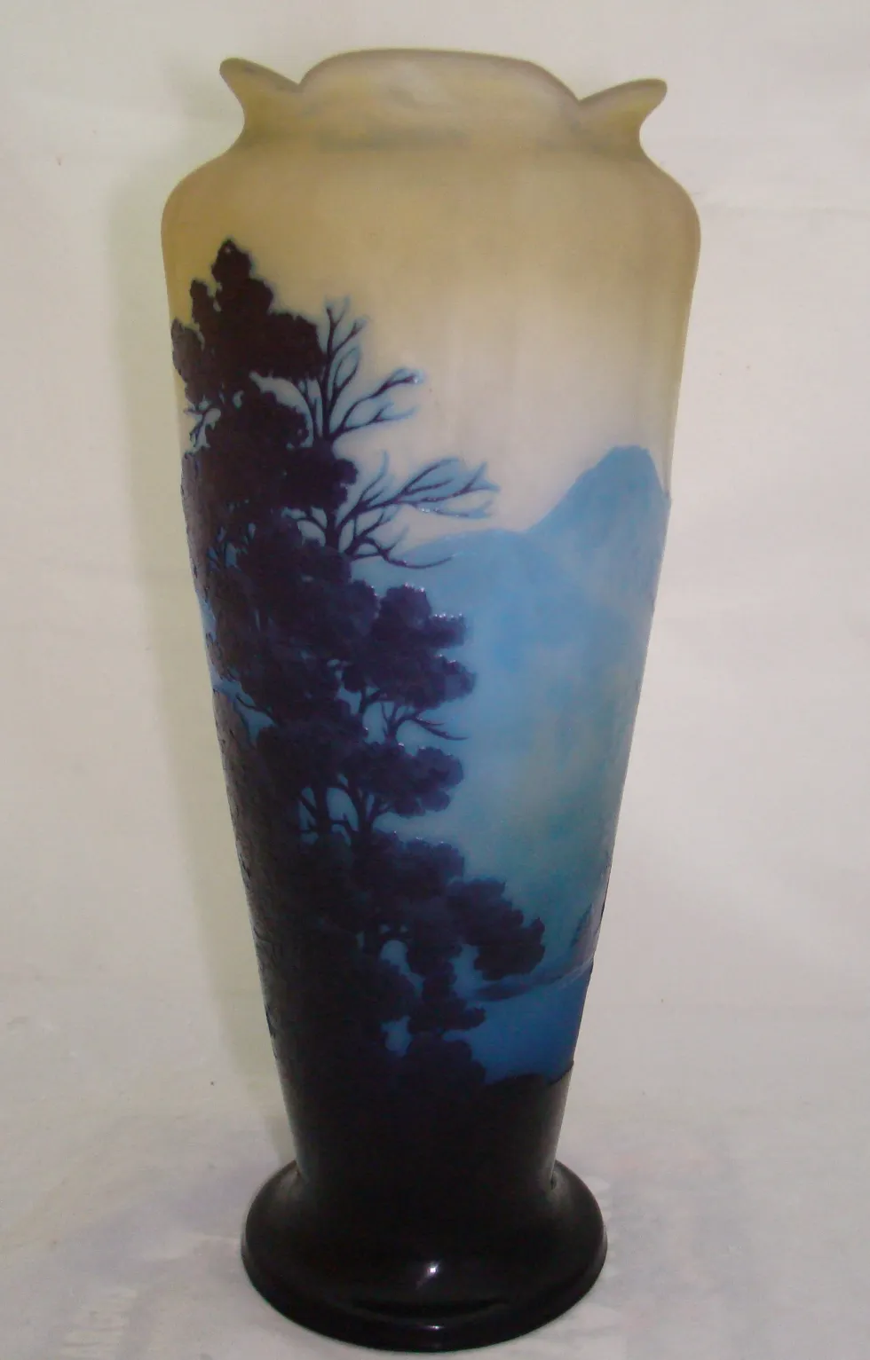 Vaso antigo de vidro assinado Gallé com paisagem em tons azuis.