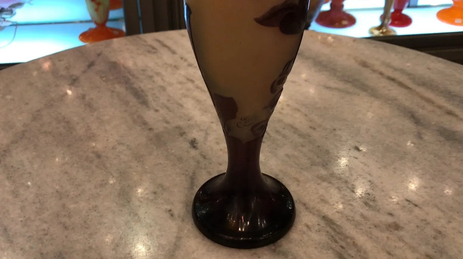 Verre ancien signé Gallé, base sombre et couleur claire