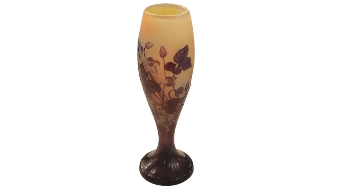 Vase aus signiertem Glas Gallé mit floraler Dekoration in warmen Tönen