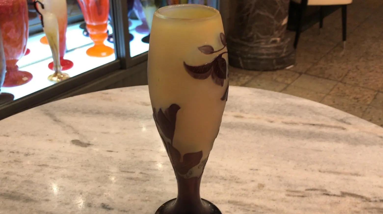 Antikes Glas mit Blätterdesign, elegantes Ambiente