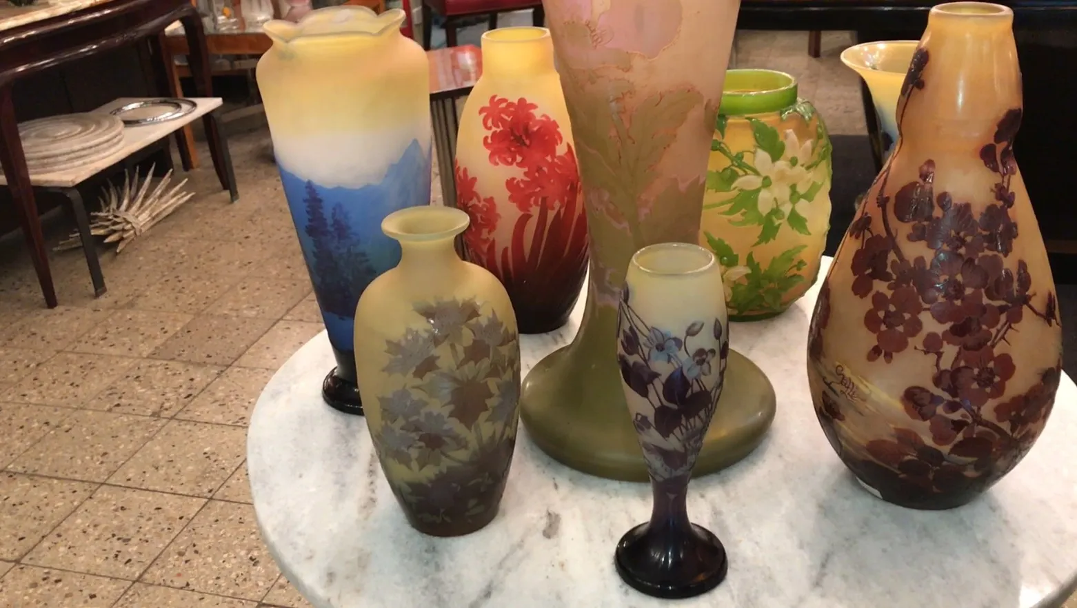 Colección de antigüedades con vidrio firmado Gallé en varios colores