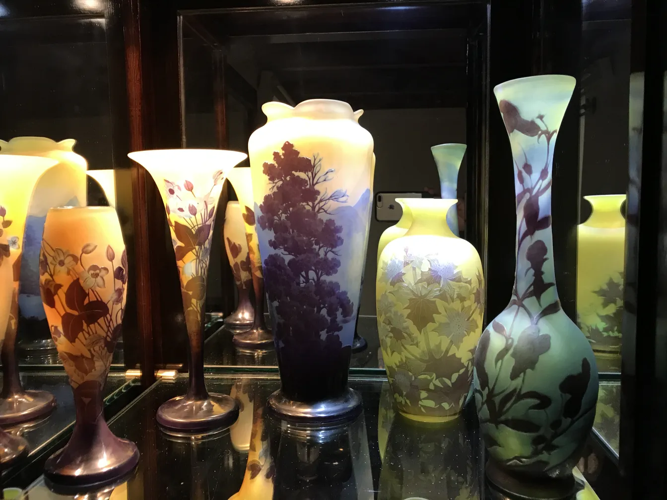 古董收藏，带有签名的Gallé玻璃和花卉图案。