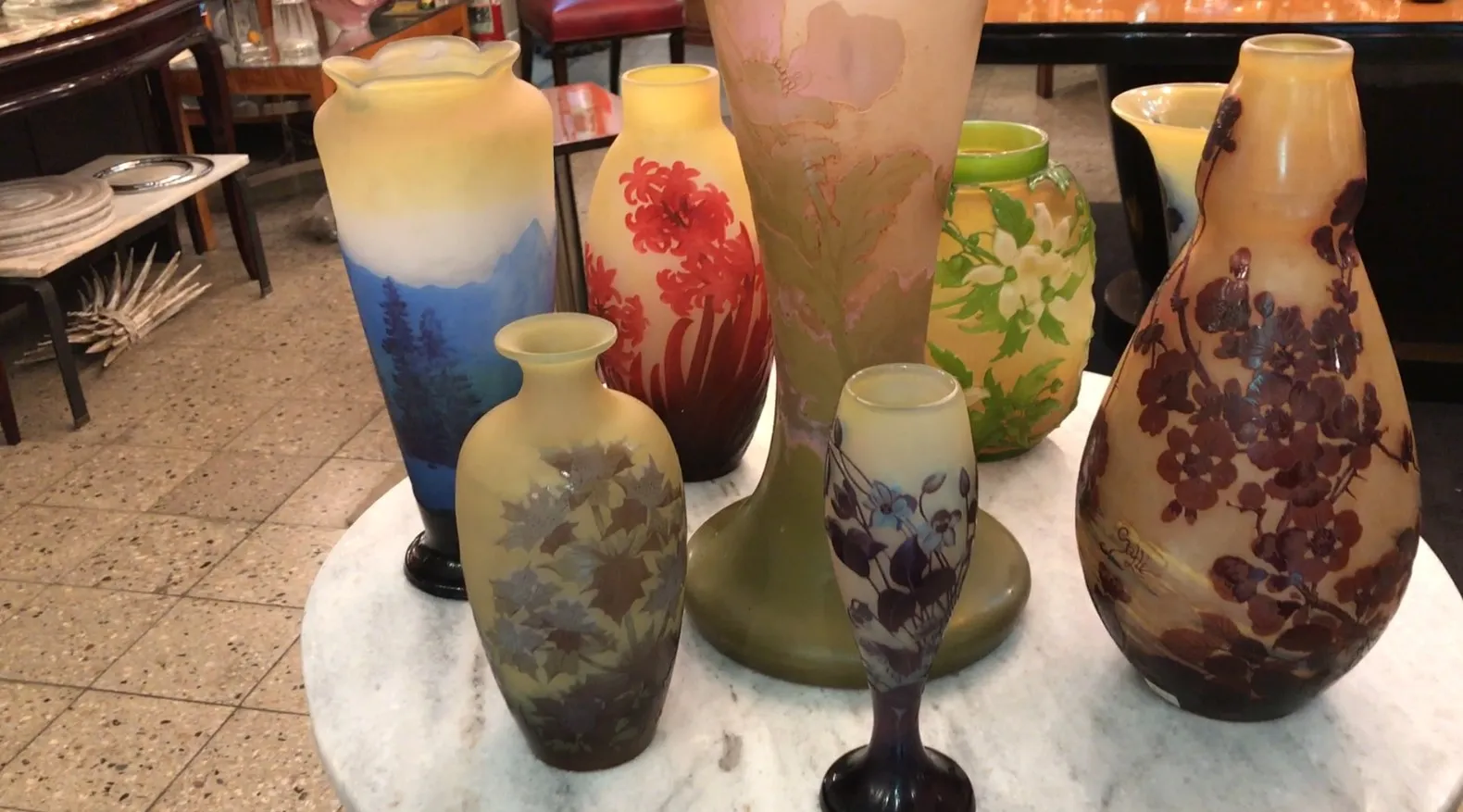 colección de antigüedades con vidrio firmado Gallé en varios colores y formas.