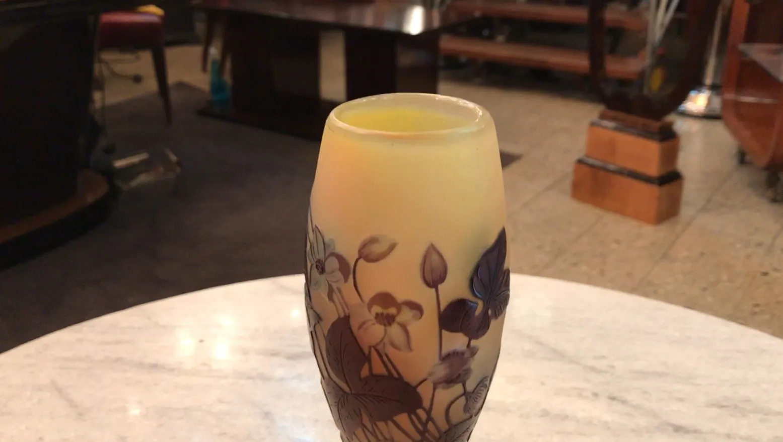 Vetro firmato Gallé con design floreale in un ambiente raffinato