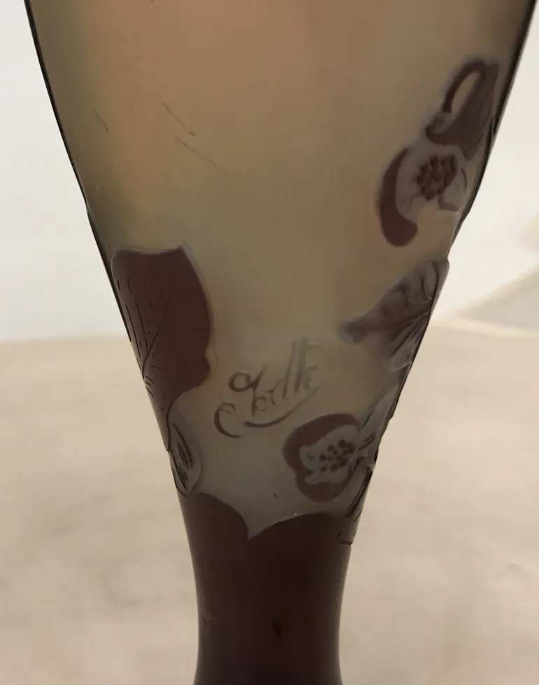 زجاج موقّع غالي مع تصميم زهري وتوقيع مرئي