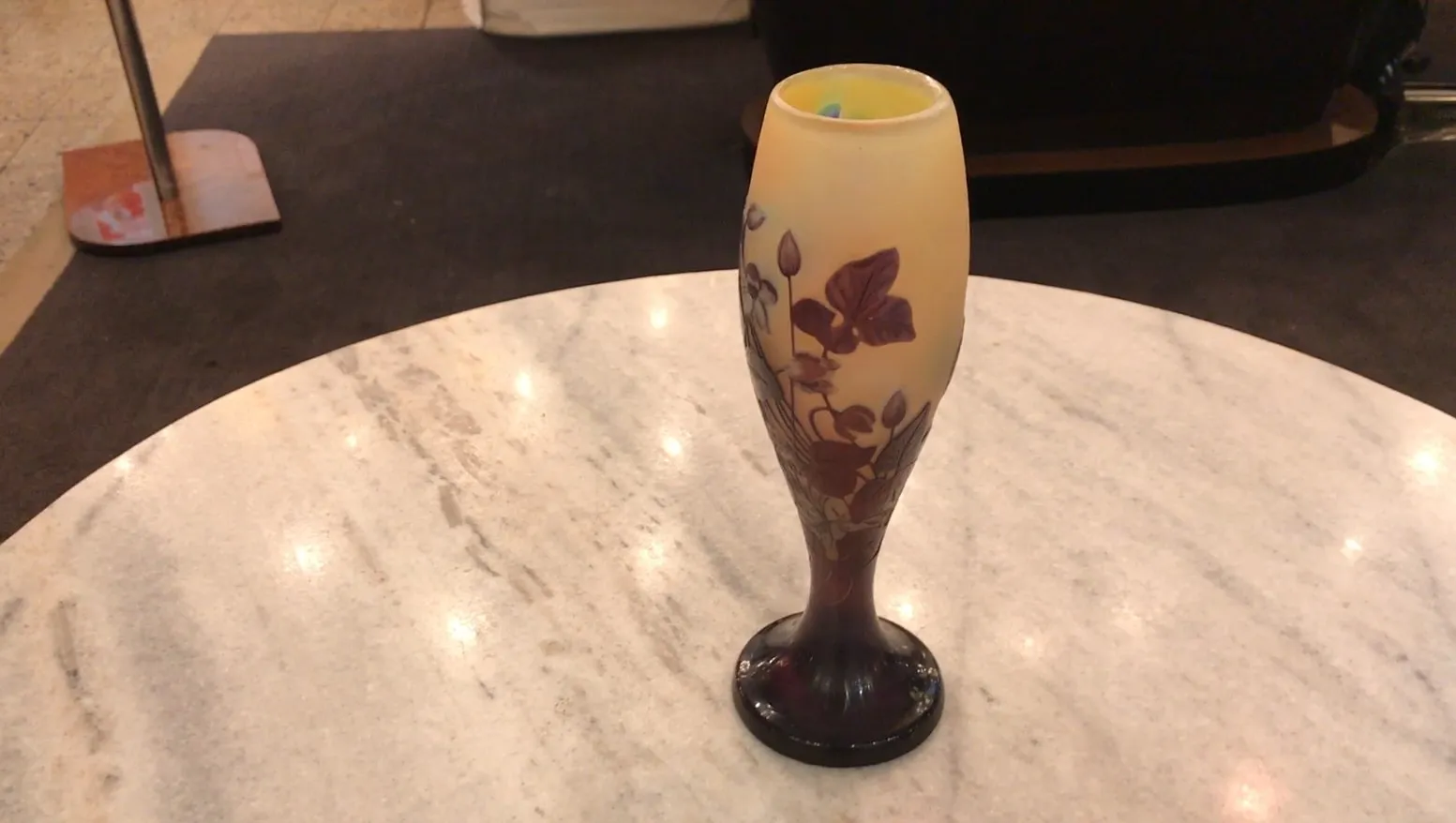 Antigüedad en forma de vaso con diseño de flores, vidrio firmado