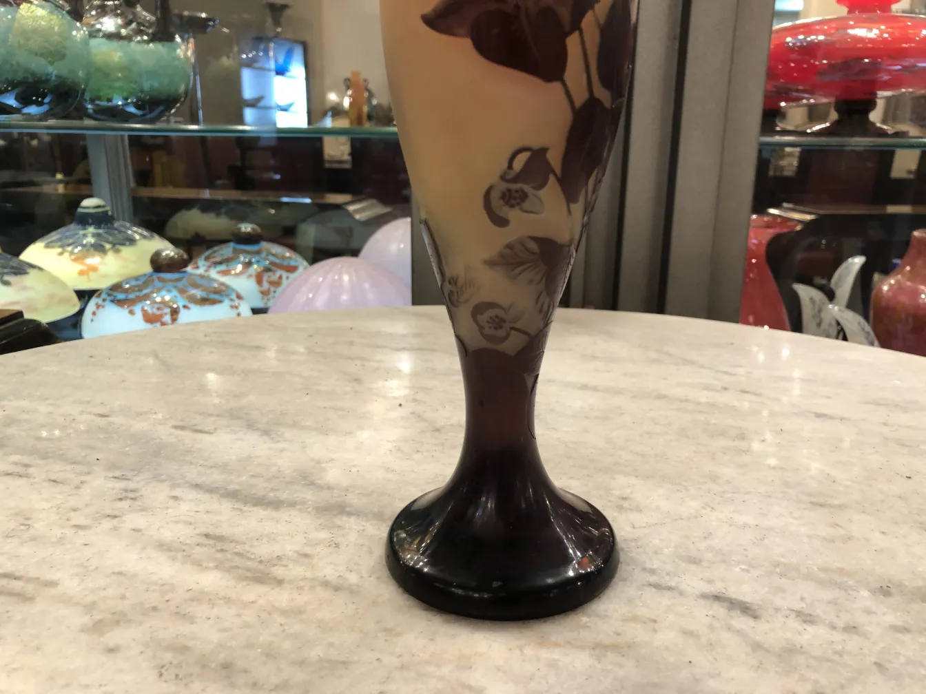 Verre signé Gallé avec motif floral et dégradé, antiquité
