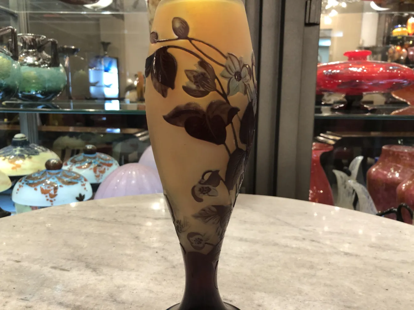 un ancien verre signé Gallé avec des motifs floraux, dans un joli décor