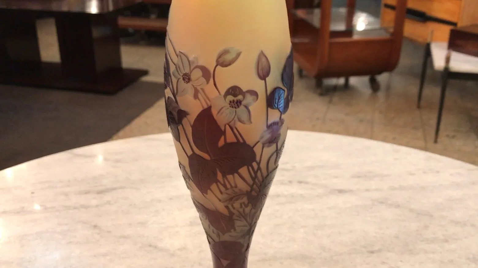 Antikes signiertes Glas Gallé mit floralem Muster, elegante Umgebung.