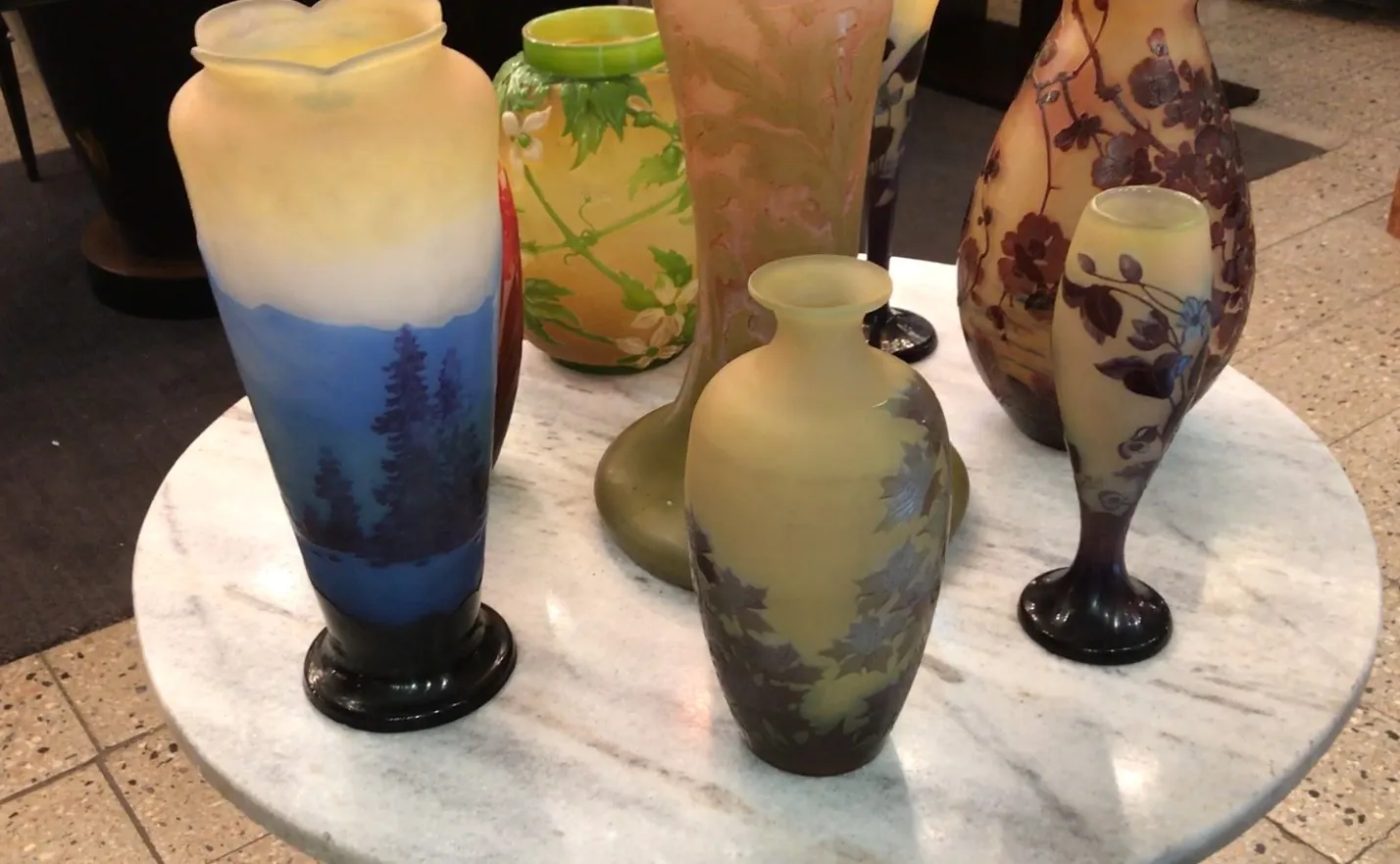 Signiertes Glas Gallé mit antikem Blumendesign auf dem Tisch