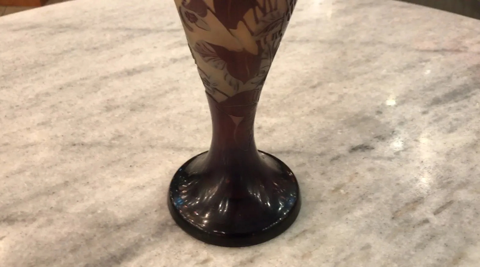 Signiertes Glas Gallé mit elegantem Design in antikem Ambiente.