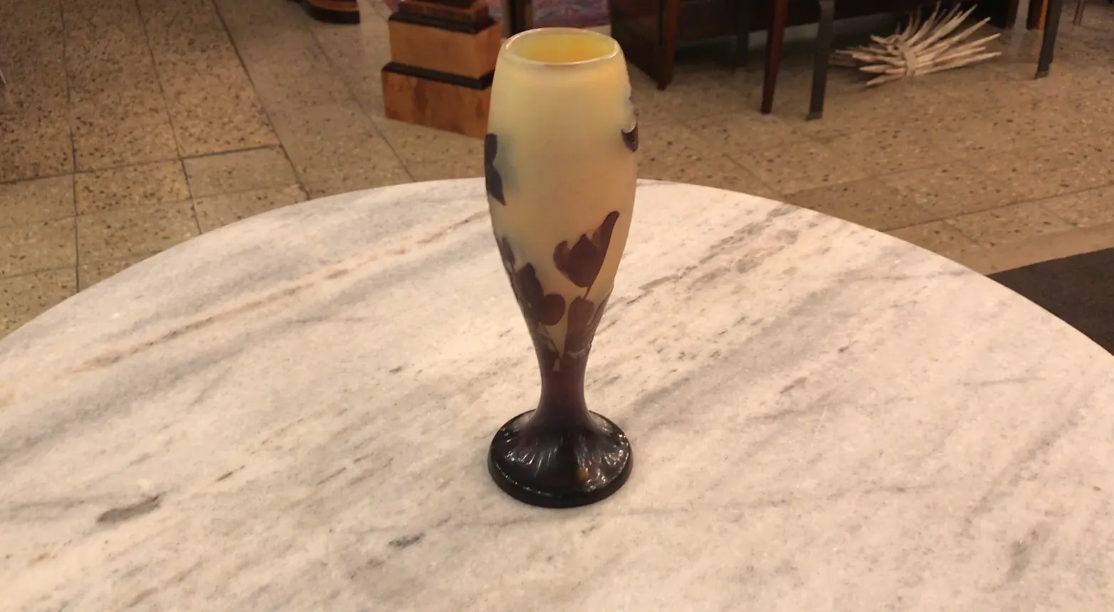 antikes signiertes Glas Gallé, dekoriert mit dunklen Blumen auf hellem Hintergrund, in antiquarischer Umgebung