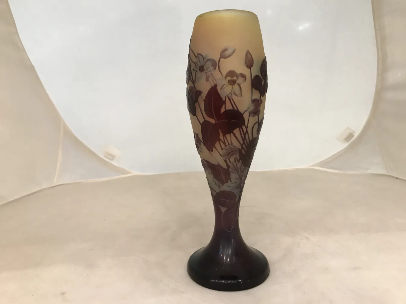 Vidrio firmado Gallé con diseño floral en tonos suaves