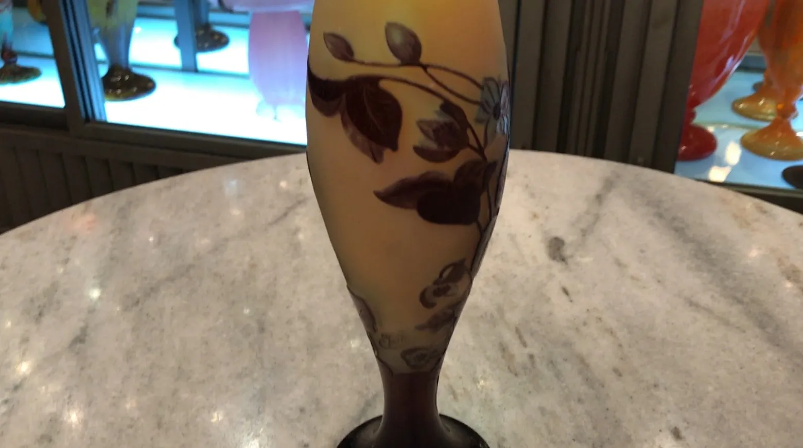 花のデザインのサイン入りガレグラス、アンティーク。