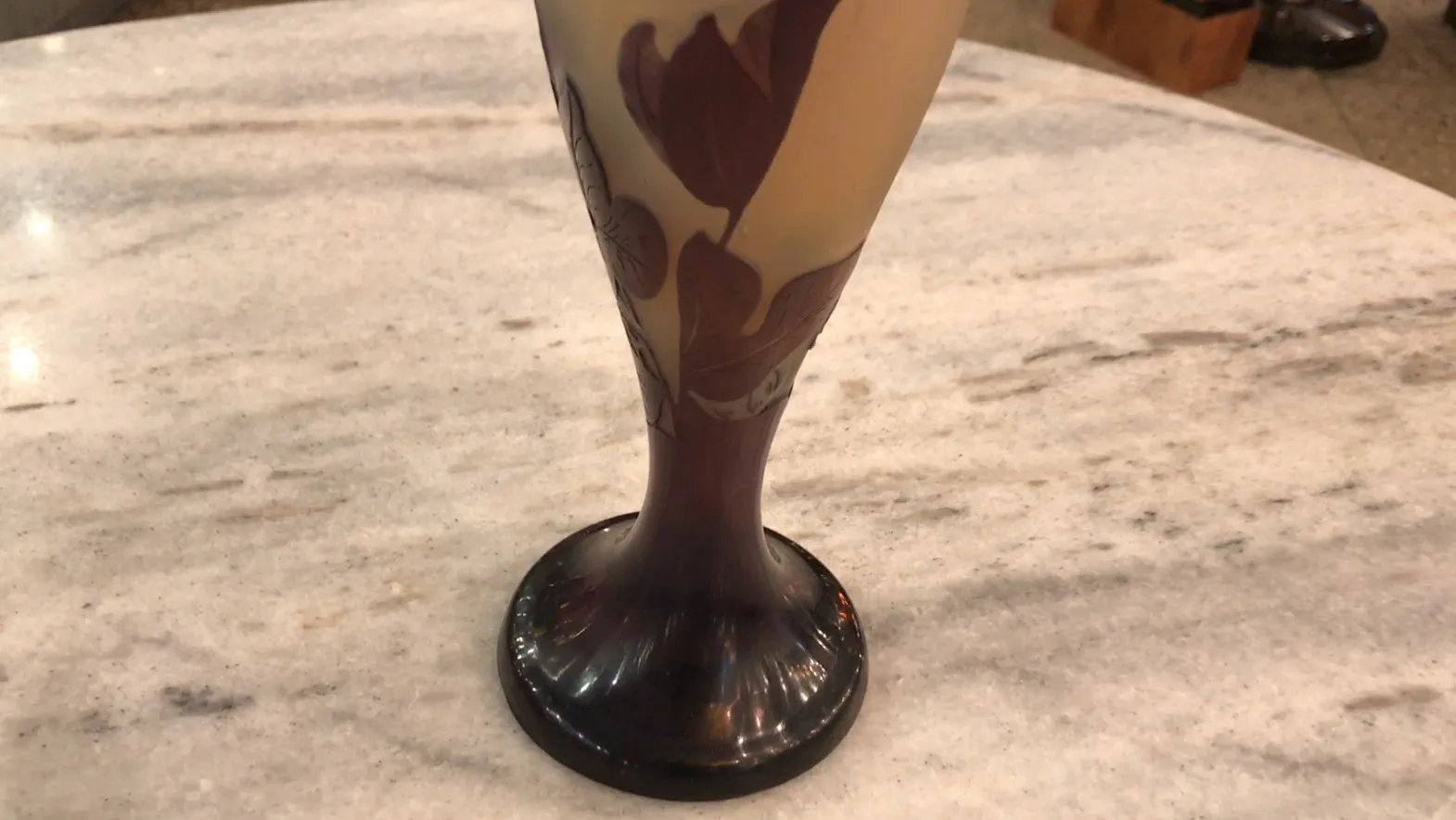 Antikes, signiertes Glas von Gallé mit floralem Design in Braun- und Gelbtönen.