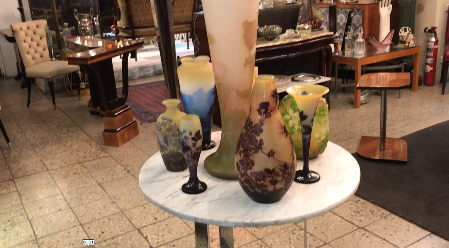 مجموعة من الزجاج الموقّع غالي على طاولة قديمة، زخرفي