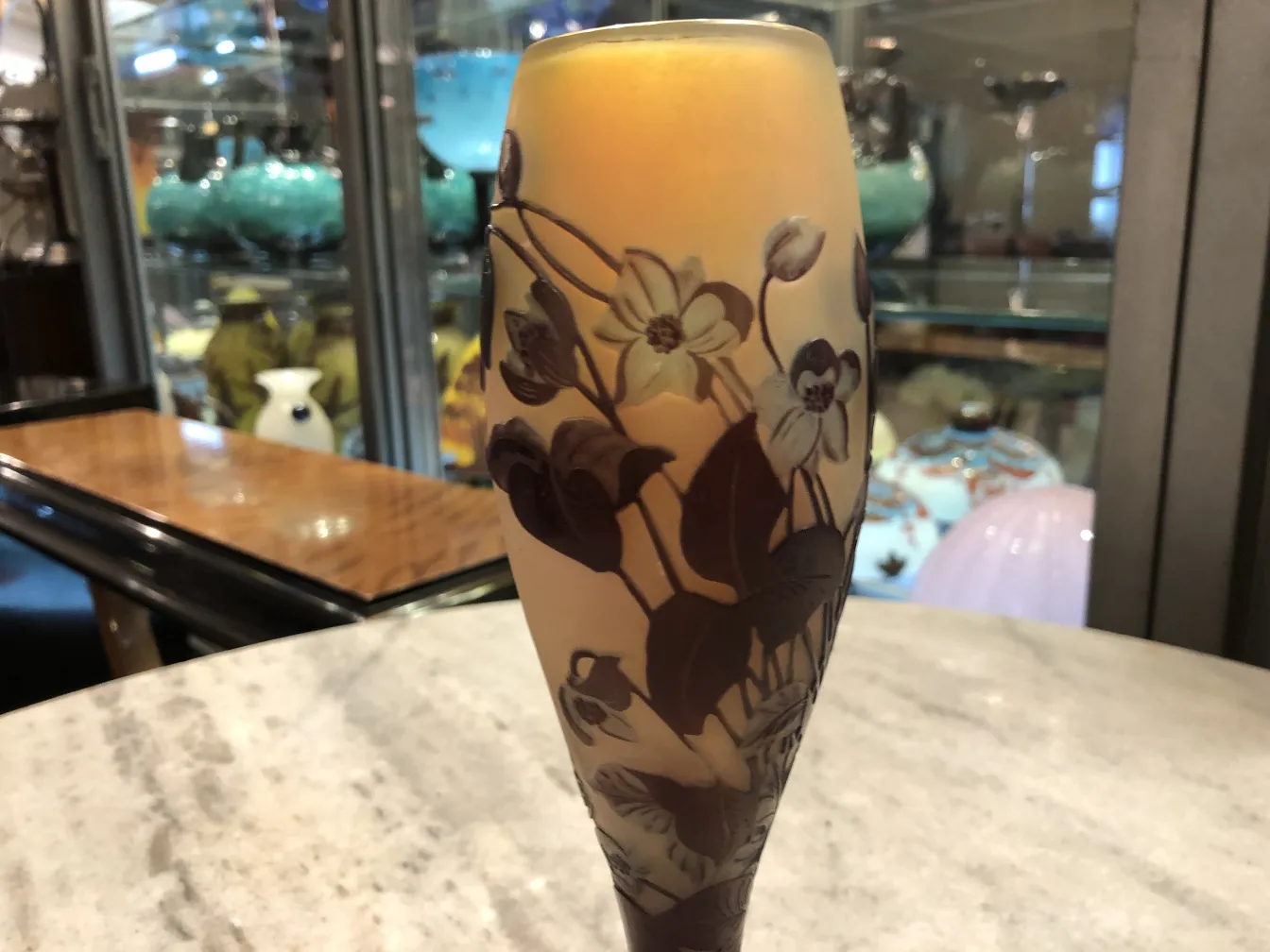 签名玻璃Gallé装饰着花卉，古董展览背景