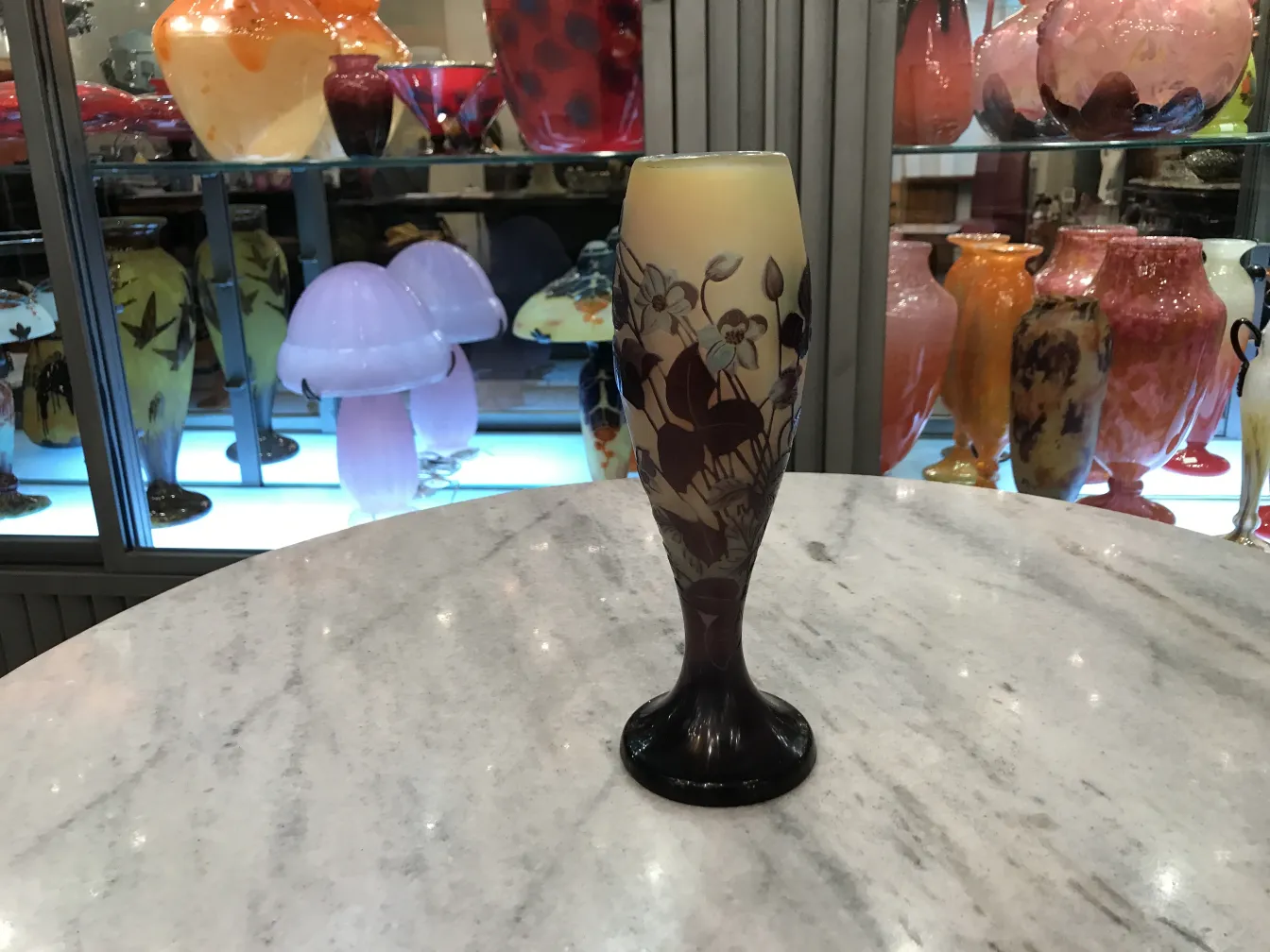 قاعدة مستديرة وزخارف زهرية على زجاج موقّع Gallé