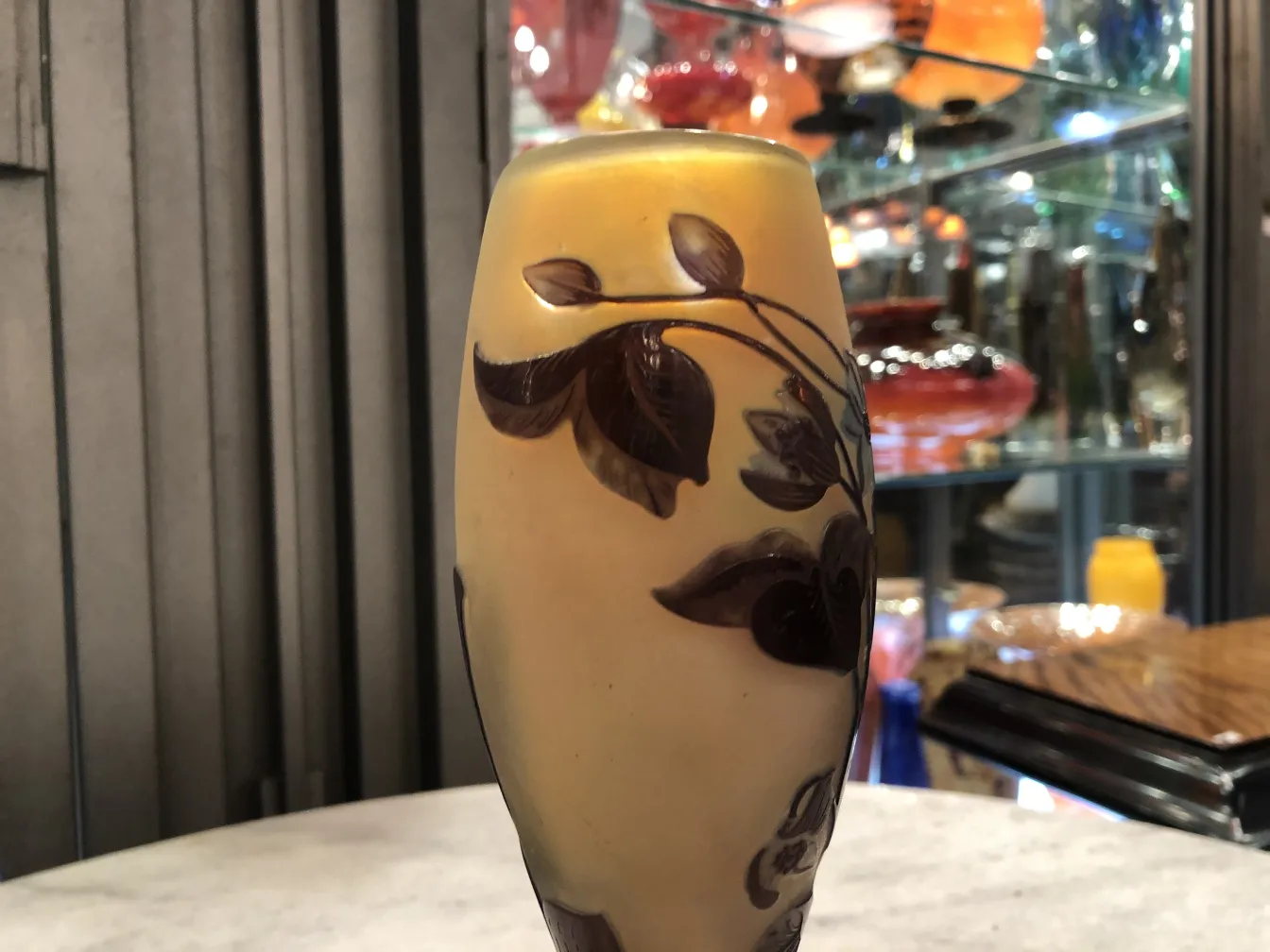 ग्लास पर हस्ताक्षरित गैले का vaso सुनहरे और भूरे रंगों में, पत्तियों की सजावट के साथ, प्राचीन परिवेश में।