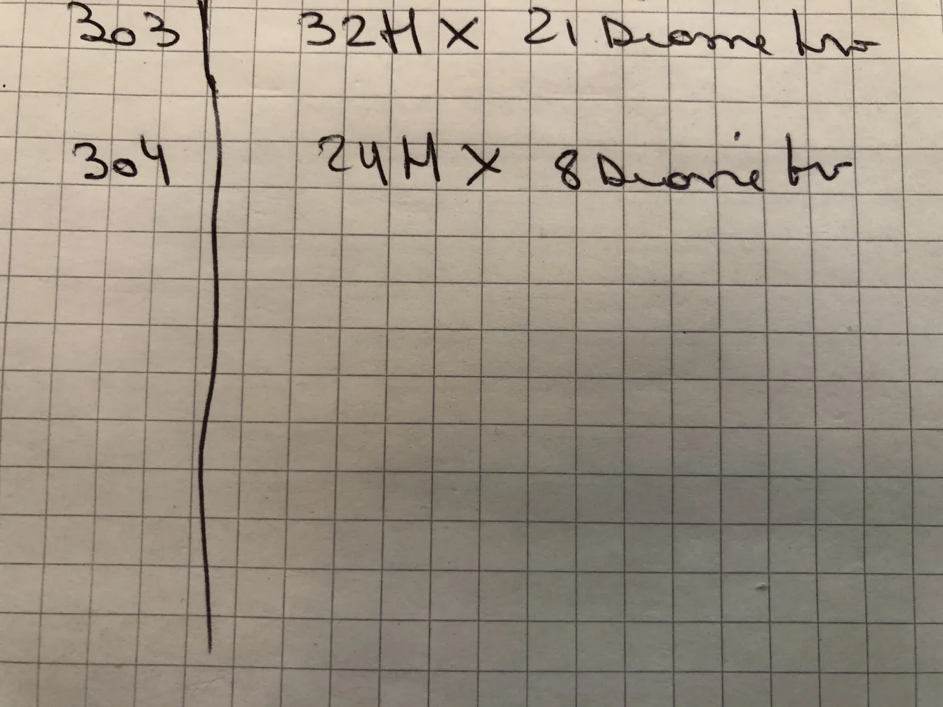 vidro assinado gallé com design elegante em fundo claro