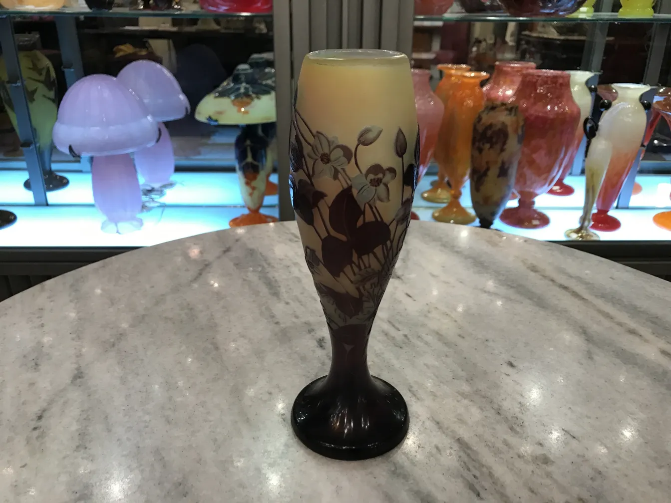 Antiquité verre signé Gallé avec motif floral en relief