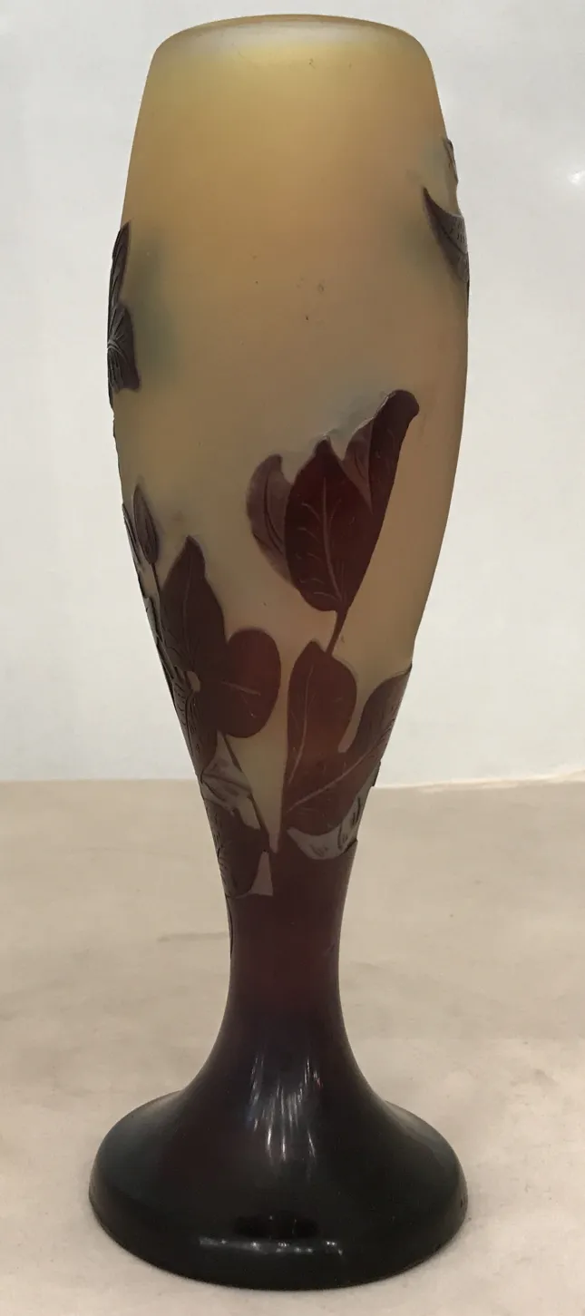 Vidrio firmado Gallé con diseño de hojas y flores, antigüedad