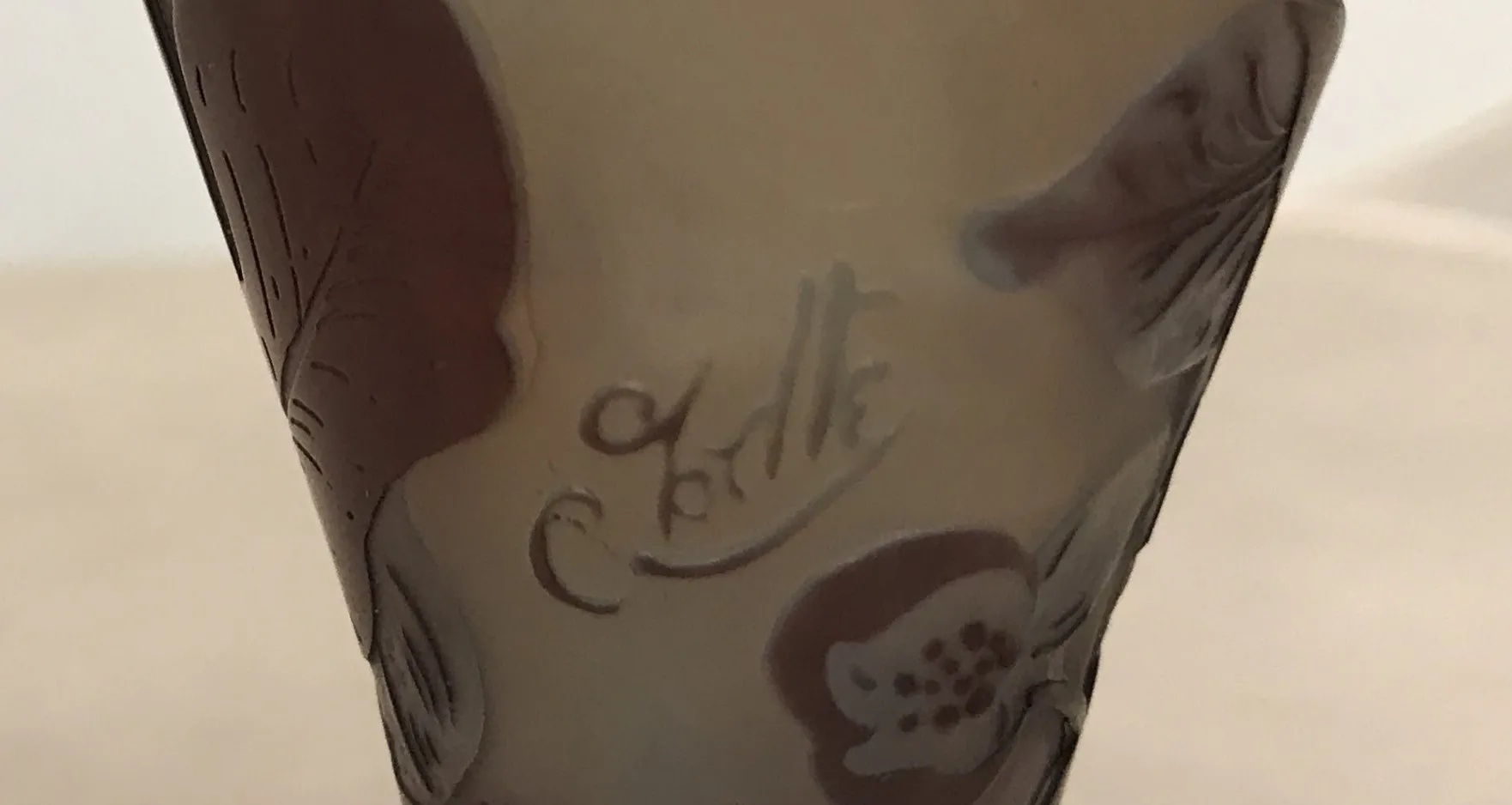 Vidrio firmado Gallé con diseño floral antiguo, detalles delicados.