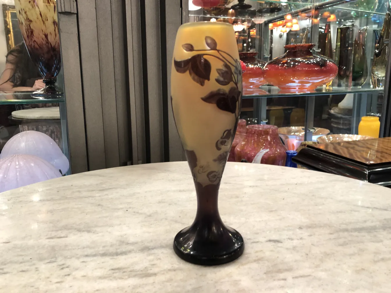 Vaso antico in vetro firmato Gallé con motivo floreale, decorativo.