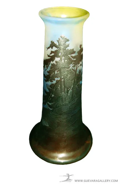 Vase ancien signé Gallé avec paysages et détails.