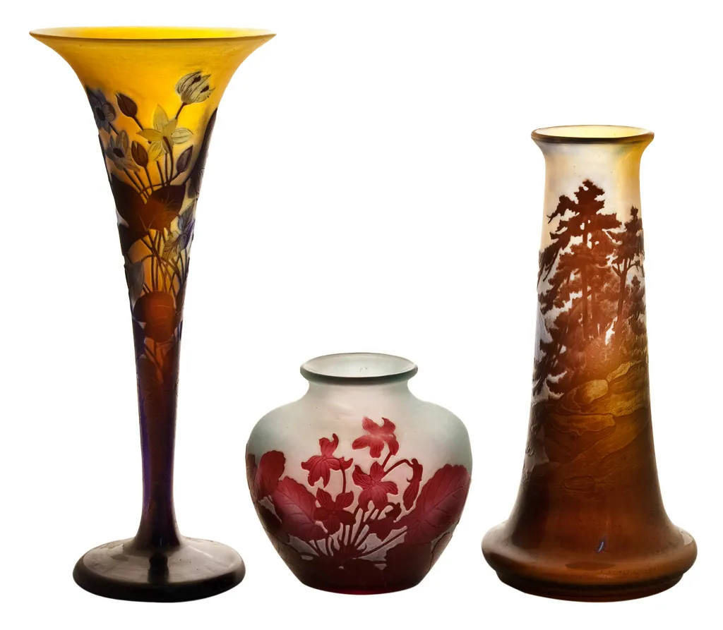 SIGNED GLASS Gallé with lush floral design