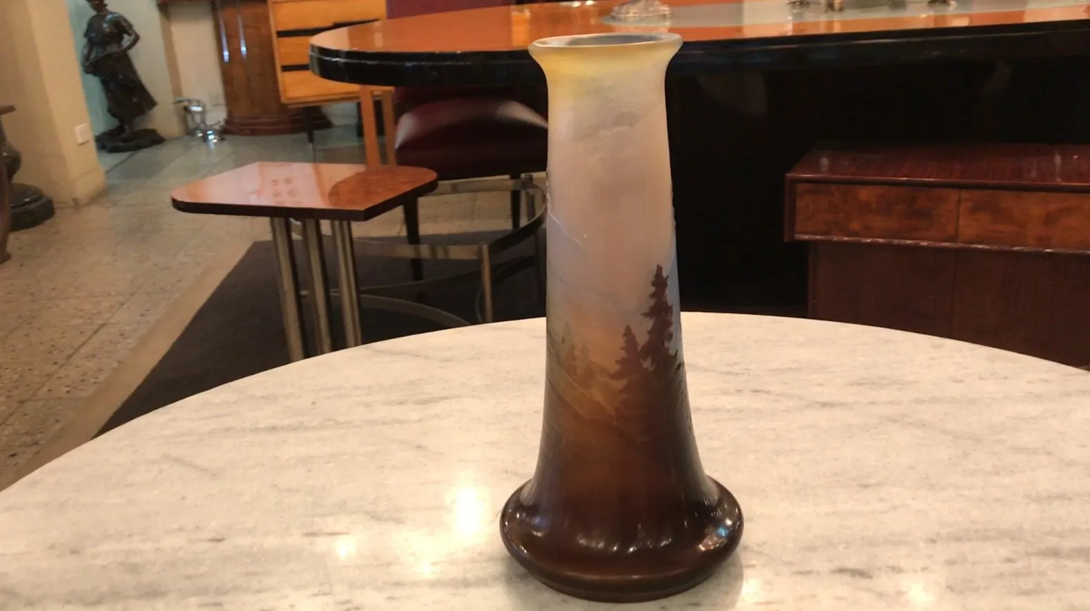 Антикварная ваза с подписью Gallé с пейзажными деталями и градиентом