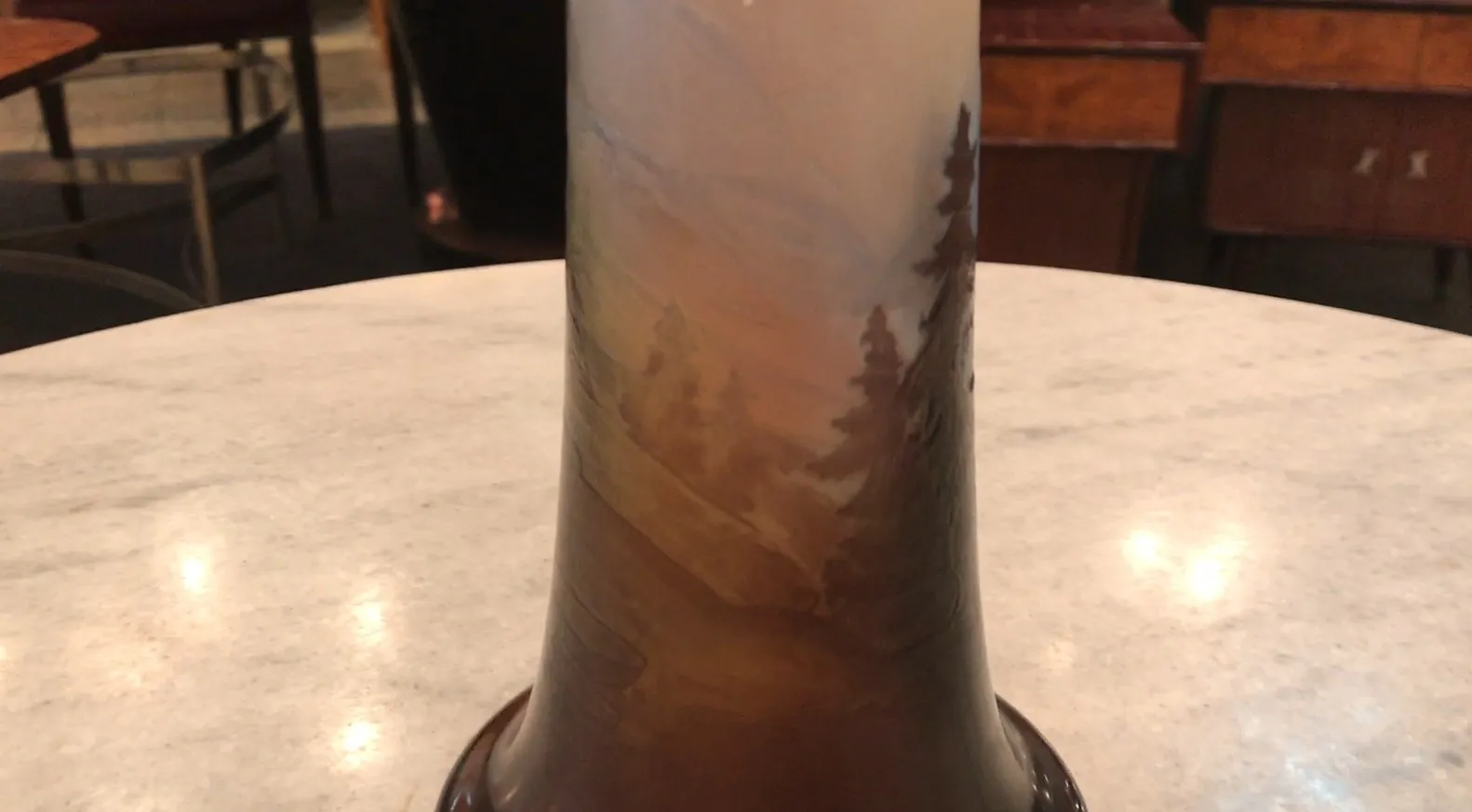 Signiertes Glas Gallé mit weichem Landschaftsdesign.