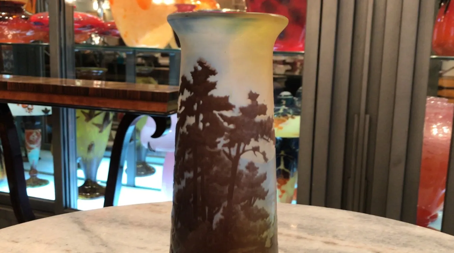 서명된 유리잔 Gallé와 부드러운 나무 풍경