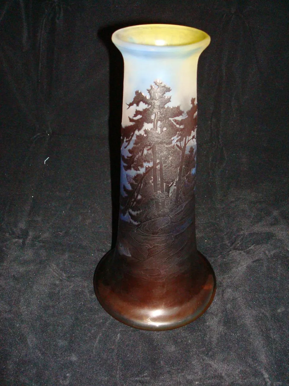 पुरातनता ग्लास पर हस्ताक्षरित Gallé परिदृश्य की उभरी आकृति के साथ