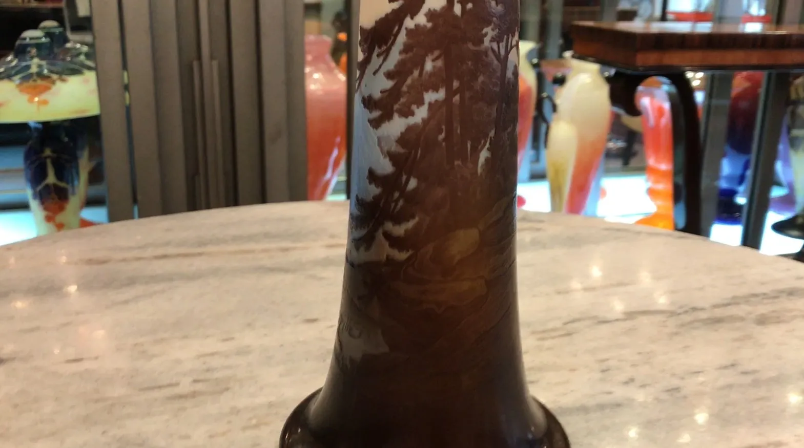 Antigüedad vidrio firmado Gallé con diseño de árboles en fondo marrón.