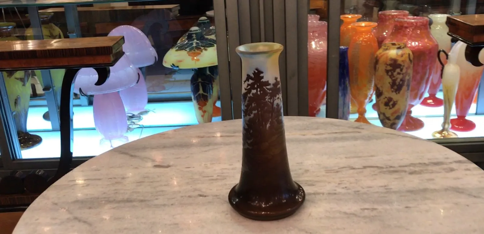 签名玻璃Gallé带森林设计，古董装饰品陈列架上