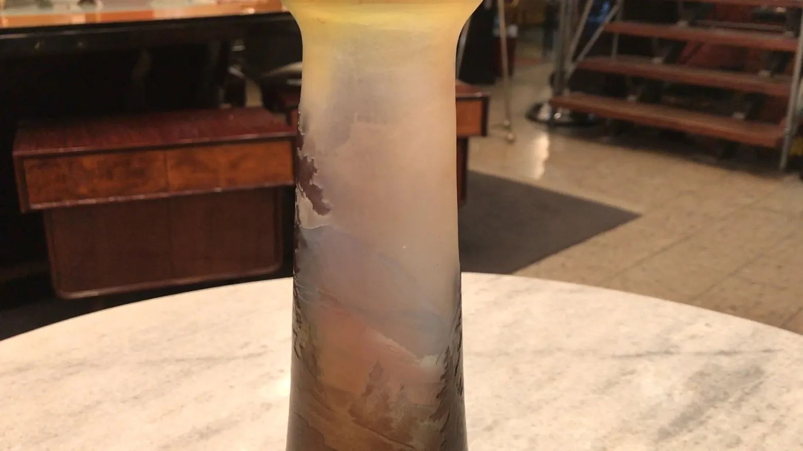 Signiertes Glas Gallé mit farbenfroher und eleganter Dekoration.