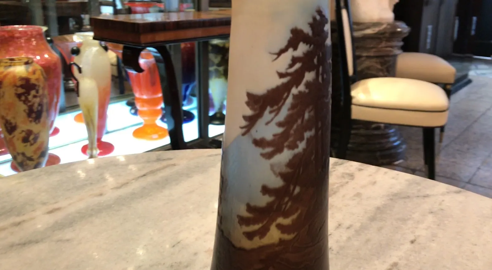 Beau verre signé Gallé avec motif décoratif de paysage naturel, idéal pour les collectionneurs.